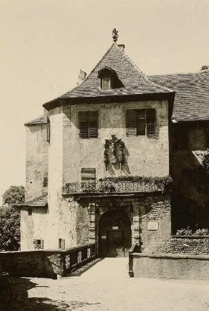 Torbau mit Brücke