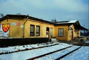 Bahnhof: Rückansicht mit vorgebautem Dienstraum
