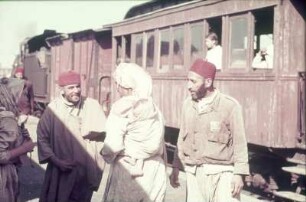 Reisefotos Ägypten. Reisende am und im Zug