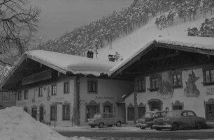 Wallgau: bemalte alte Häuser [Lüftlmalerei] im Schnee