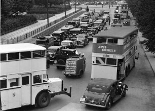 Berlin: Anfahrt auf dem Adolf Hitler Platz; Vordergrund zwei Autobusse