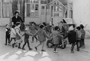 Kinder beim Kreisspiel in einem Kindergarten
