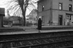 Riegel: Bahnhof Riegel Ort. Kaiserstuhlbahn, Bahnhofsschild und Kirchturm, Spitzli