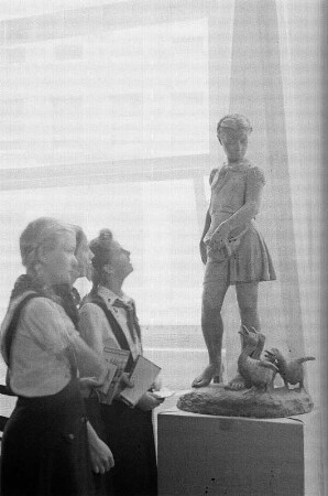 Ausstellung der Sowjetunion im Gebäude des Finanzministeriums der DDR am Werderschen Markt anlässlich der III. Weltfestspiele in Berlin : Drei Ausstellungsbesucher vor einer Plastik
