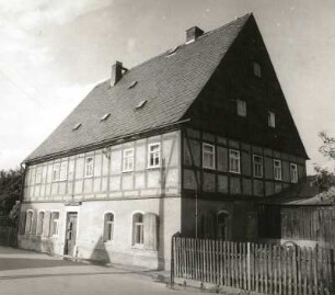 Köngiswalde (Kreis Annaberg). Wohnhaus, August-Bebel-Straße 14. Straßenansicht