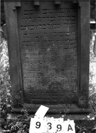 Grabstein 939 (Index: 100099178) Maße HxBxT: 153x62x16 cm Symbolik: Herz Besonderheit: kulturhistorisch wertvoll / hist.-wiss. Gründe (Gemeindestellung): Grabstein 939A