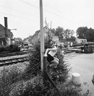 Überquerung der Gleise am Bahnübergang Waldeckstraße in Hagsfeld wegen Ausfalls der Fußgängerschranke.