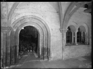 Bronnbach Kloster Klosterkirche (1157-1222) Ansicht Kreuzgang - Ostflügel, Portal zum Kapitelsaal