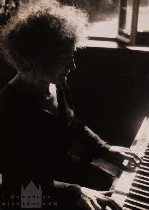 Die Pianistin Elly Ney, klavierspielend