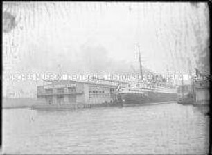 Der Hochseepassagierdampfer "Bremen" an der Anlegestelle, Pier 4, des Norddeutschen Lloyd, im Hafen von New York