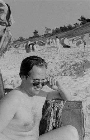 Roger Rössing in einem Strandkorb am Prerower Strand