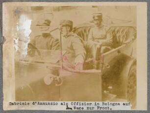 Gabriele d'Annunzio als Offizier in Bologna auf dem Wege zur Front