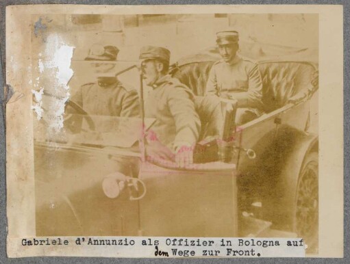 Gabriele d'Annunzio als Offizier in Bologna auf dem Wege zur Front