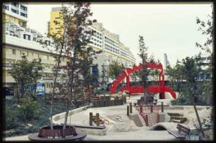 Spielplatz auf dem Außengelände der Autobahnüberbauung Schlangenbader Straße