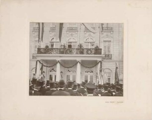 Großherzog Friedrich I., Kaiser Wilhelm II., Kaiserin Auguste Viktoria und bärtiger Uniformierter auf Balkon.
