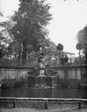 Delphinbrunnen : Dresden-Altstadt. Brühlsche Terrasse. Brühlscher Garten. Delphinbrunnen. Sandstein (1747-1749; G. Knöffler oder P. Coudray). Am Geländer wohl Donadinis Kinder Ida und Carlo