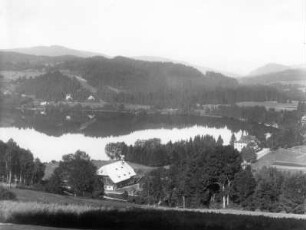 Schwarzwald. Titisee. Nordöstliche Bucht mit Siedlung Titisee. Blick gegen die Weißtannenhöhe (1190 m)