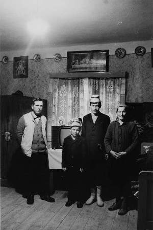 Familie in einem Wohnzimmer in Borsa (Maramures)