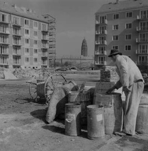 Dresden. Wohnbebauung, Gebiet an der Bürgerwiese?, im Hintergrund das Rathaus