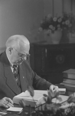 Reportage: Präsident Wilhelm Pieck im Schloss Niederschönhausen : Wilhelm Pieck am Schreibtisch
