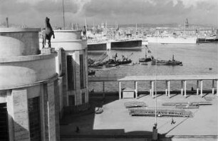 Reisefotos Italien. Stazione Marittima di Napoli (heute: Kreuzfahrtterminal) im Hafen von Neapel. Ansicht mit Pferdeplastik