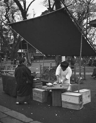 Kyoto. Verkaufsstand auf dem Blütenfest (wahrscheinlich im Februar zur Pflaumenblüte auf dem Gelände des Kitano Tenmangū Schreins im Norden der Stadt)