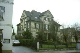 Hamburger Straße 7: Haus Gutenberg: Eingangsfront: Mittelrisalit mit Schriftzug, Freitreppe, Säulenvorbau, Eingangstür, Altan: Seitenfront mit Zwerchhaus