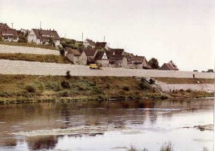Stützmaueranlage Rheinweiler vom linken Rheinufer aus gesehen