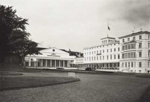 Kurhaus und Hotel "Kurhaus" : Blick über den Kurplatz auf Kurhaus (1814-1816; C. T. Severin) und Hotel "Kurhaus" (1795-1796, J. C. H. v. Seydewitz; um 1875)