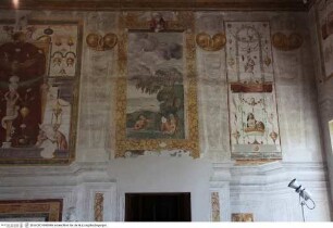 Scheinarchitektur mit mythologischen Szenen und Landschaften zwischen Groteskendekoration, Grotesken und mythologische Szenen zwischen fingierten Hermen, Flussgötter