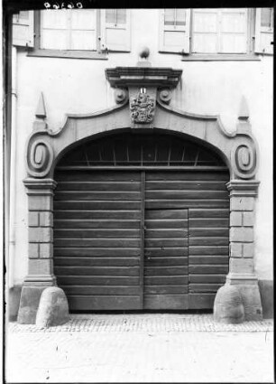 Offenburg Ehemaliger Königshof (Verwaltungsgebäude des Landvogtei Ortenau) Hoffassade Hofeingangsportal