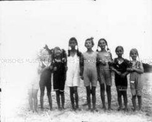 Mädchengruppe am Strand