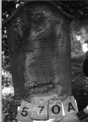 Grabstein 570 (Index: 99789089) Material: Sandstein Zustand: sehr stark verwittert in Teilbereichen mit Textverlust Maße HxBxT: 97x41x12 cm Besonderheit: Kindergrab: Grabstein 570A