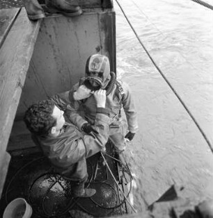 Bergung der noch im Rhein lagernden Trümmer der alten Rheinbrücke, die 1945 gesprengt wurde.