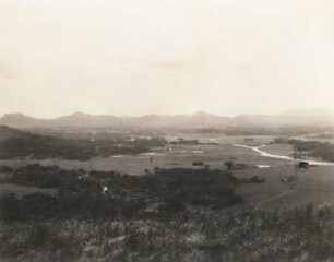 China. Landschaft bei Su-tschou (Suzhou) nahe der Jangtse-Mündung. Blick vom Shang-Fang-Shan (Sanshan?) nach Westen auf Reisfelder zwischen Wasserläufen und auf bewaldete Berge