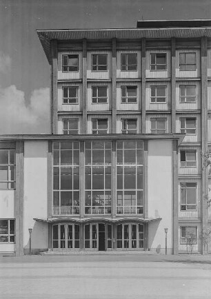 Eingang Andreas-Schubert-Bau : Dresden, Zellescher Weg, Andreas-Schubert-Bau, Fakultät für Kernphysik der Technischen Hochschule Dresden