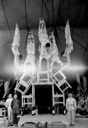 Zirkus. Artisten bei einer Akrobatik-Darbietung mit Stühlen : Peking (China). Zirkus. Artisten bei einer Akrobatik-Darbietung mit Stühlen