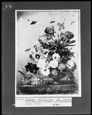 Stilleben mit Blumen und Weintrauben