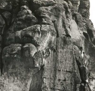 Sächsische Schweiz. Schrammsteine, Mittlerer Torstein. Seilschaft Bernd Arnold an der "Zauberwand", Erstbegehung am 13. September 1980