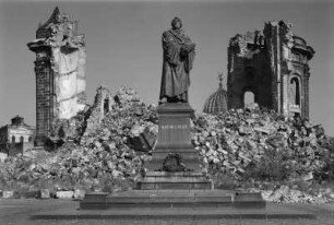 Denkmal für Martin Luther : Dresden. Denkmal für Martin Luther gegen Ruine der Frauenkirche