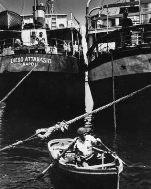 Fischer in einem Boot im Hafen von Neapel