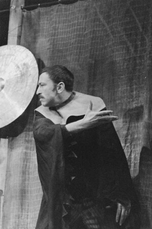 Szenenbilder aus der bayrischen Komödie "Astutuli" von Carl Orff. Mit Fred Düren als Gagler, Steffi Freund als Fundula, Carola Braunbock, Fritz Links, Georg Peter-Pilz u. a. Deutsches Theater Berlin, November 1958