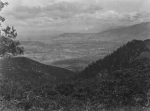 Berglandschaft : Blick in ein besiedeltes Tal. Im Hintergrund Berge.