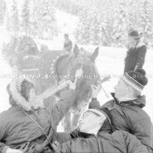 Pferdeschlittenfahrt bei Zakopane in der DDR-Wintertourismusregion Hohe Tatra (Karpaten) in Polen