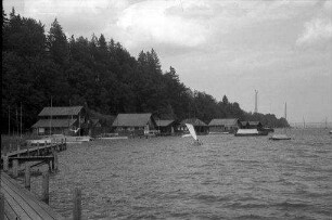 Feldafing: Ufer mit Bootshäusern