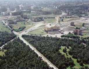 Luftaufnahme, Blick von Norden auf das Kulturforum mit der Philharmonie. Berlin-Tiergarten, Herbert-von-Karajan-Straße