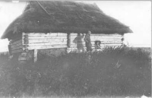 Etha und Hans Richter mit einer Blockhütte, wohl auf einer Insel in Estland