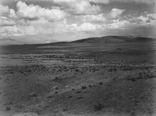 Landschaft : Ebene Landschaft. Im Hintergrund eine Bergkette.