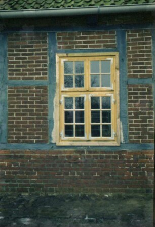 Beekmoorweg 4: giebelständiges Fachwerkhaus: Traufseite: Detailaufnahme: neues Fenster