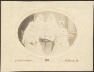Gruppe von Ordensschwestern und Rot-Kreuz-Schwester, Ganzfigur.